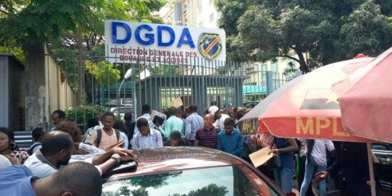 Les candidats de l'ENA devant le siège social de la DGDA