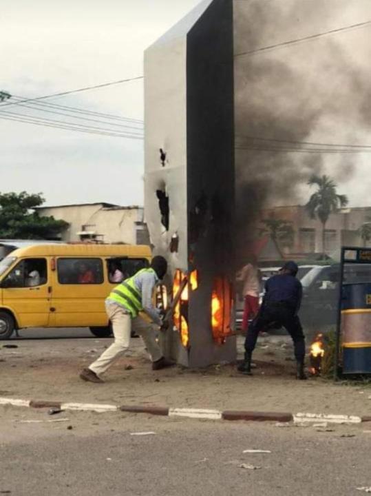 un faux monolithe brulé à Kinshasa dans le quartier Bakayawu