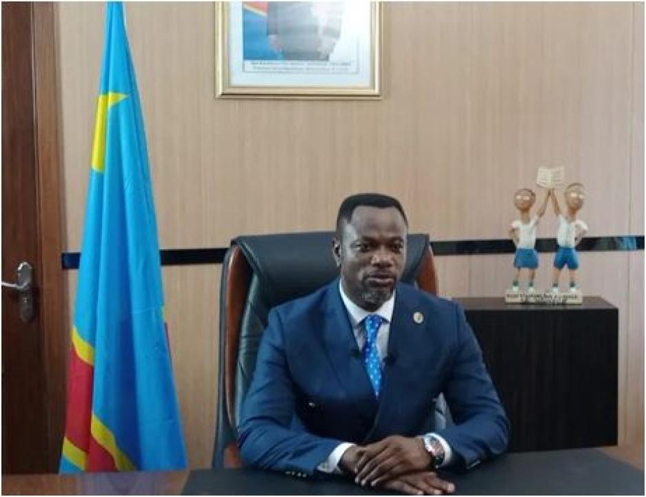 Tony Mwaba en pleine réunion dans son cabinet de travail 