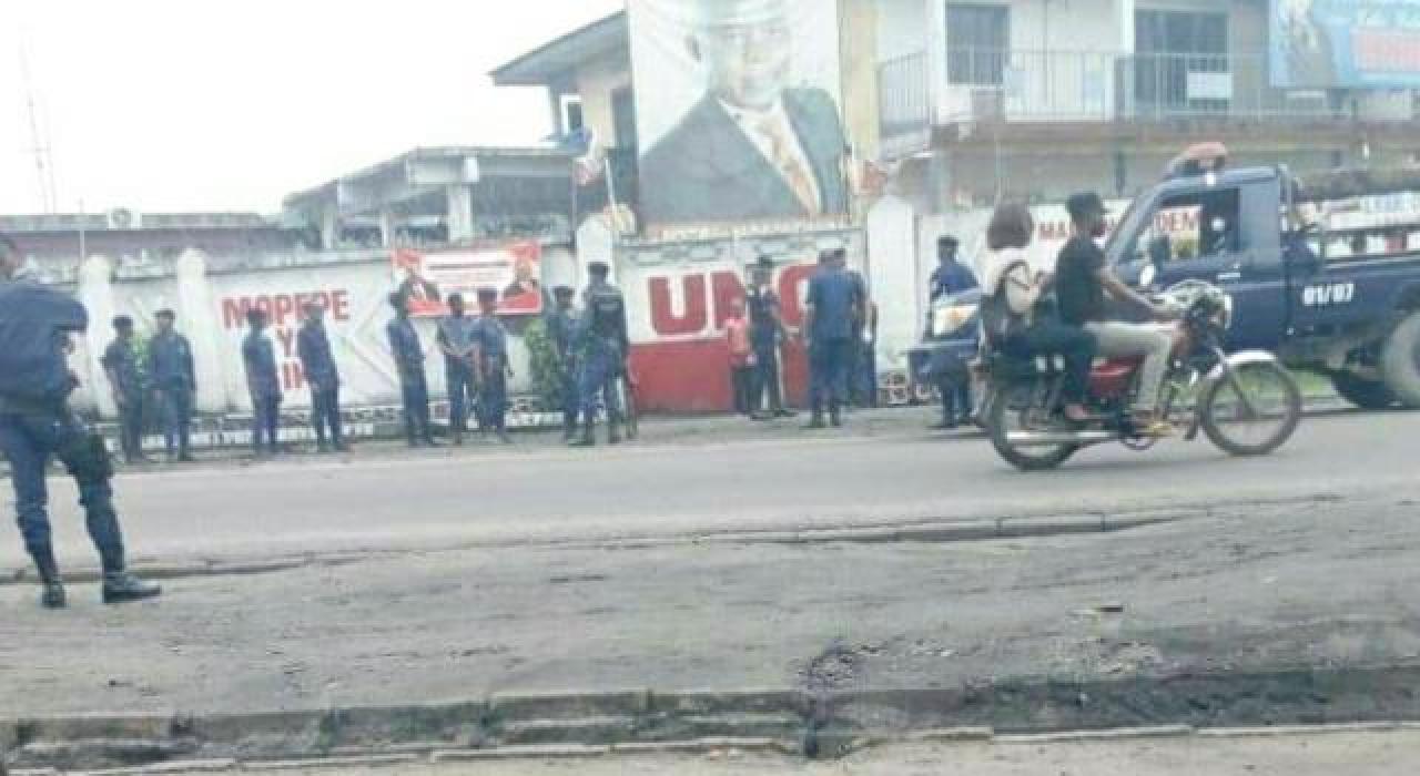 Kinshasa- Tension au siège de l’UNC : la police empêche la marche de soutien à Vital Kamerhe,  Gaz lacrymogène entendus 