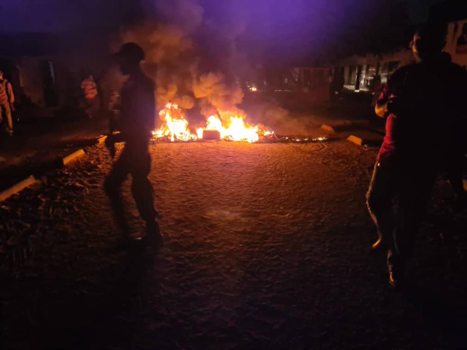 Les pneus brûlés devant le siège de l'UNC à Kinshasa