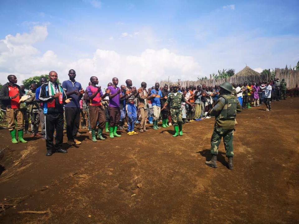 Le gouverneur militaire du Nord-Kivu en causerie morale avec les rebelles capturés