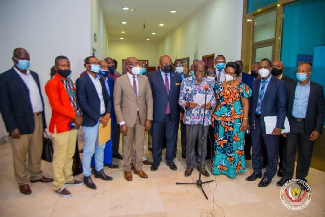 Le ministre d'État en charge du budget avec la délégation syndicale des infirmiers du Congo