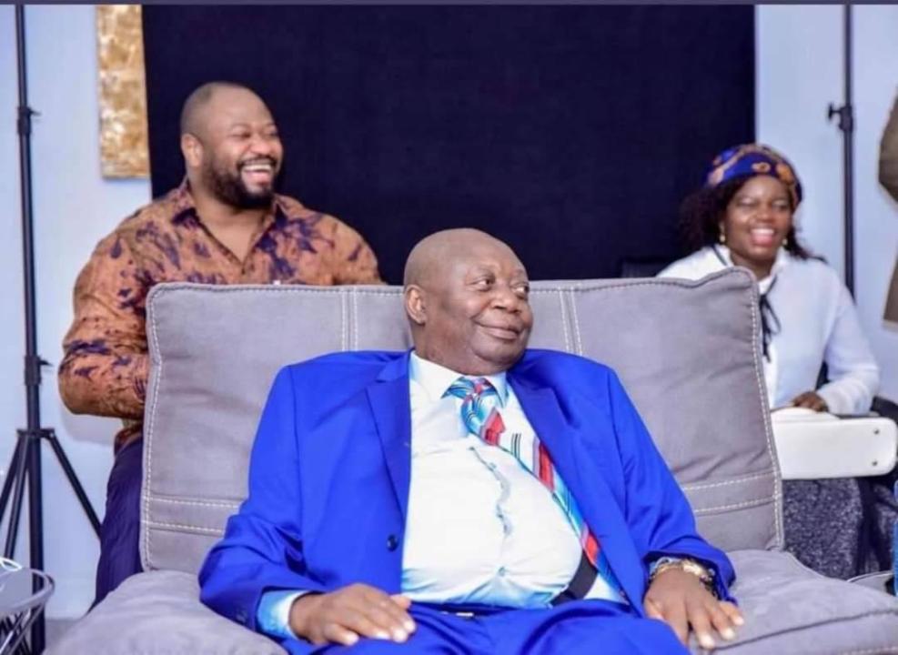 Apotre Mbiye en famille