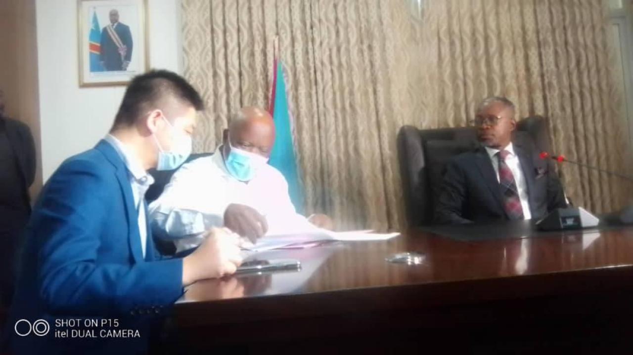 Atou Matubwana pour la construcion du stade.