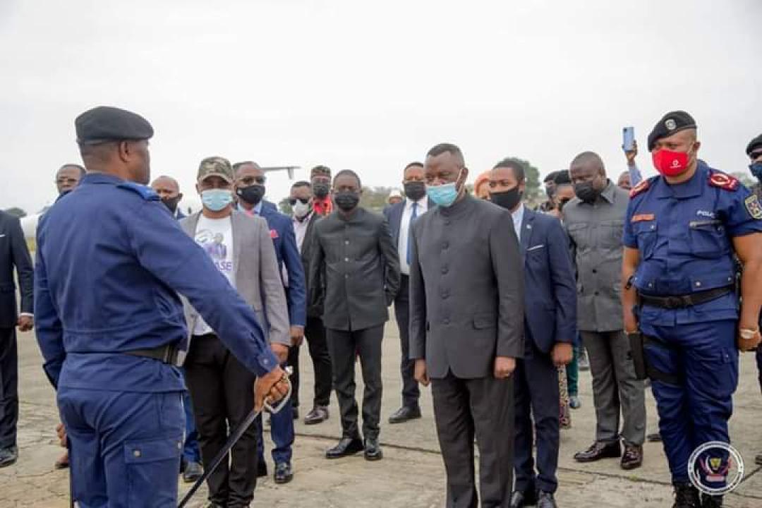 Le “VPM” de l'intérieur et sécurité, à la tête d'une délégation gouvernementale, reçoit les honneurs militaires à l'aéroport de Moanda