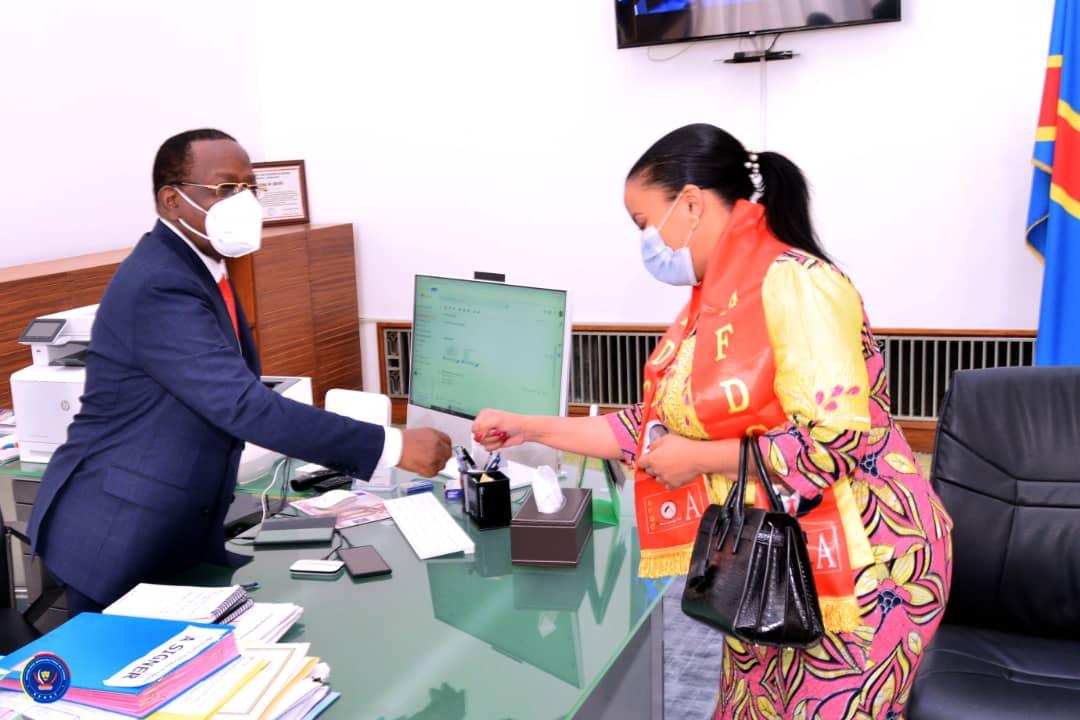 La ministre provinciale de la santé, Liza Nembalemba chez le président du sénat, Modeste Bahati