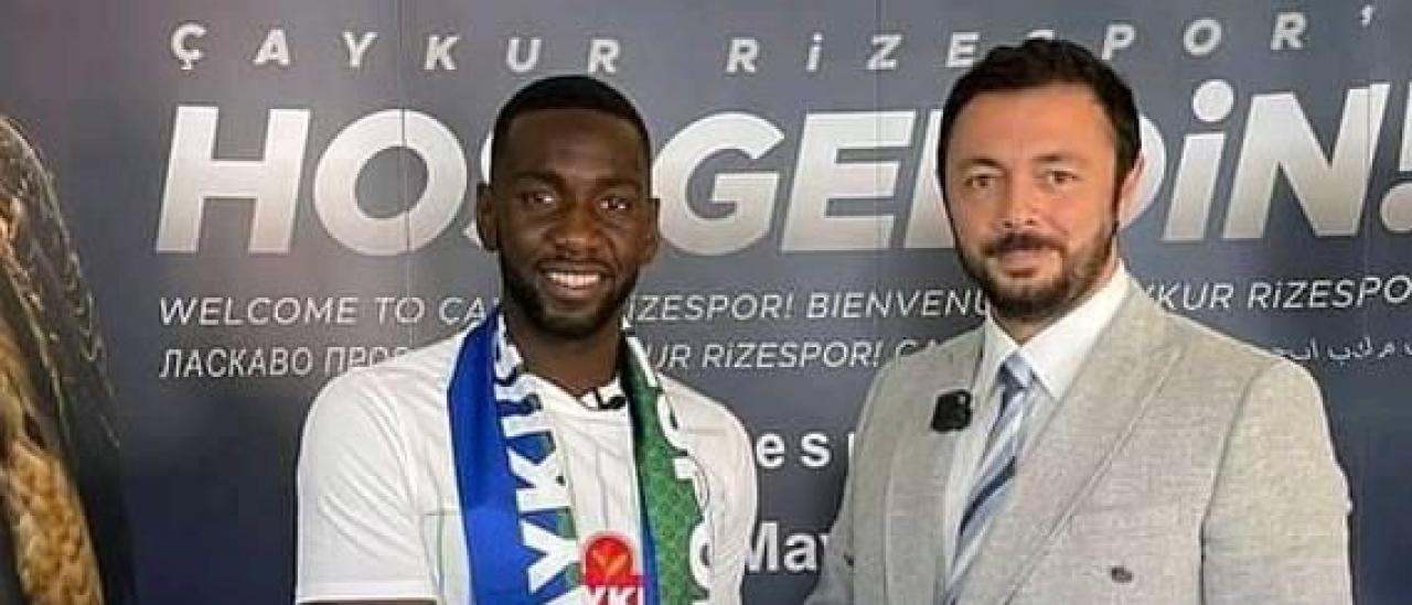 La présentation de l'international congolais après la signature de son contrat avec un club turc