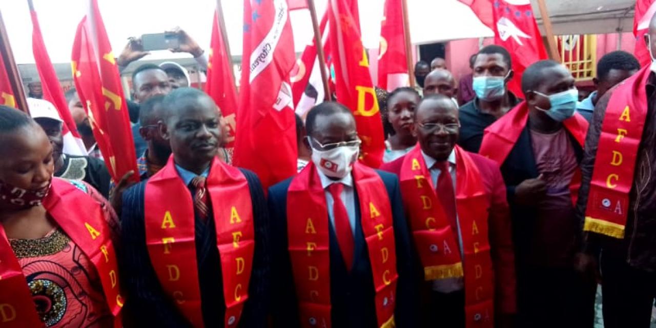Bazin Mpembe, Coordonnateur de la Dynamique le changement c'est maintenant (DCM), à droite du président de l'AFDC-A (au milieu de la photo) Modeste Bahati