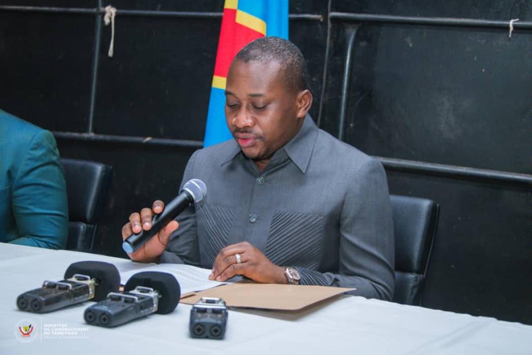 Le ministre d'État à l'aménagement du territoire, Guy Loando Mboyo, parle de sa politique nationale et son programme Revite devant le gouverneur, les sénateurs, députés nationaux et provinciaux ainsi que les notables du Nord-Ubangi