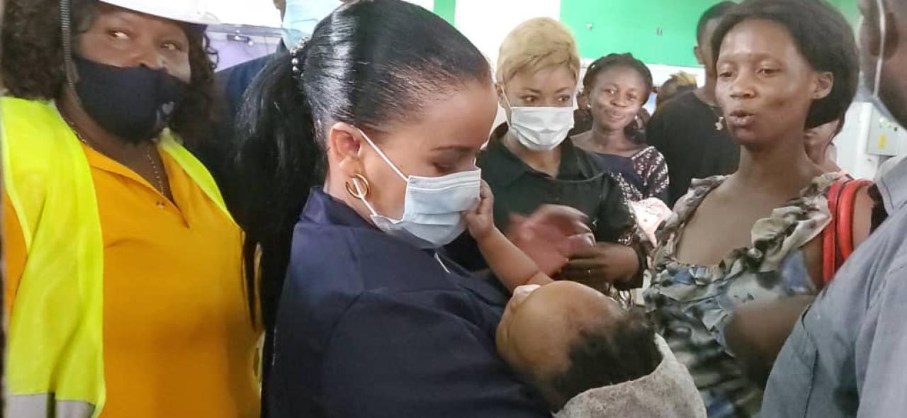 La ministre provinciale de la santé publique et hygiène, Liza Nembalemba, lors de sa visite au département de la pédiatrie de l'Hôpital Général de Makala