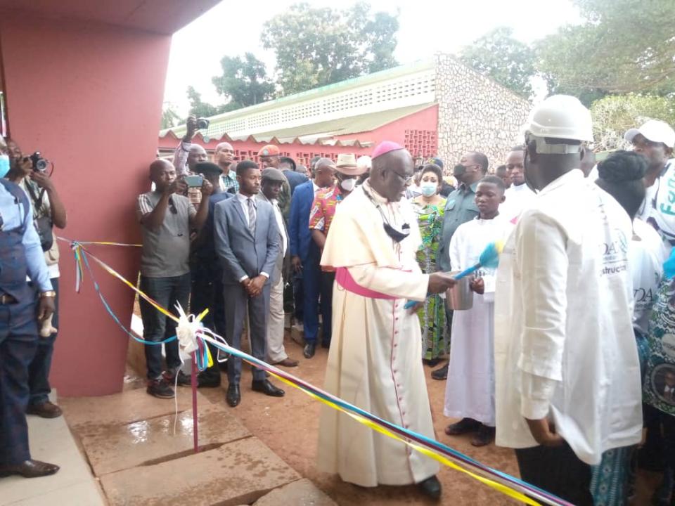 Mgr Dominique Bulamatari, Évêque de Molegbe, reçoit les clefs du collège présidentiel de Gbado-Lite des mains du représentant de la Fondation “Widal”
