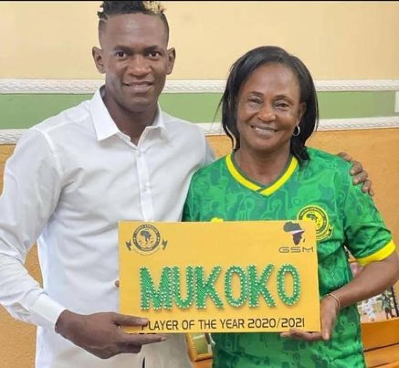 Mukoko Tonombe reçoit le titre de meilleur joueur à Young Africans