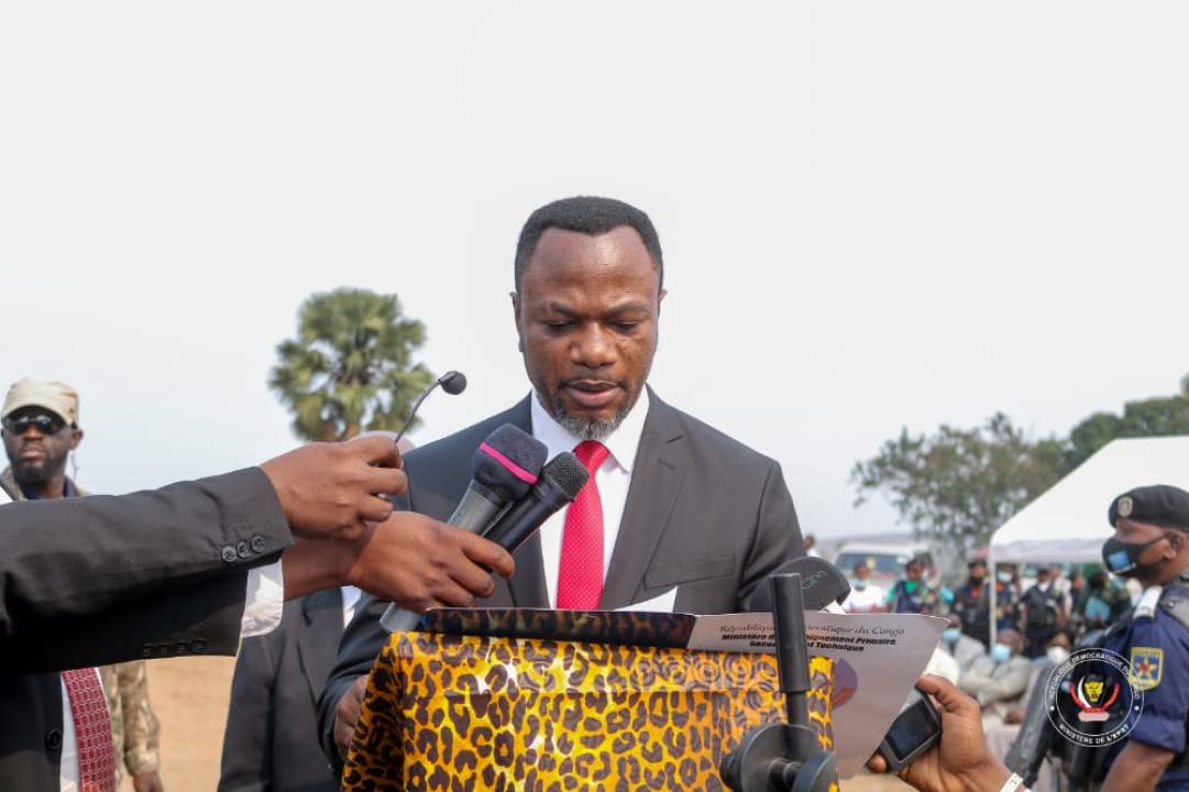 Le ministre de l'EPST, Tony Mwaba donne le go des épreuves des EXETAT à partir de Kenge, province du Kwango.