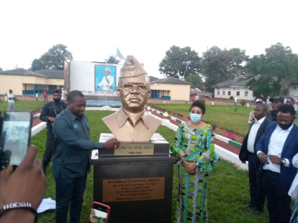 Le ministre d'État Guy Loando et la Fondation Widal immortalisent l'Ex-Maréchal Mobutu -par la pose de sa Statue- en plein cœur de Gbado-Lite, chef-lieu de la province du Nord-ubangi