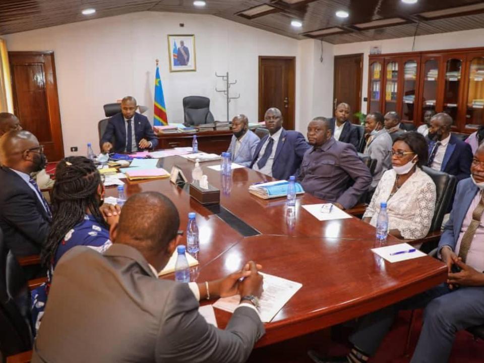 Le banc syndical en réunion avec le ministre des médias, Patrick Muyaya  après le mouvement de grève déclenché  