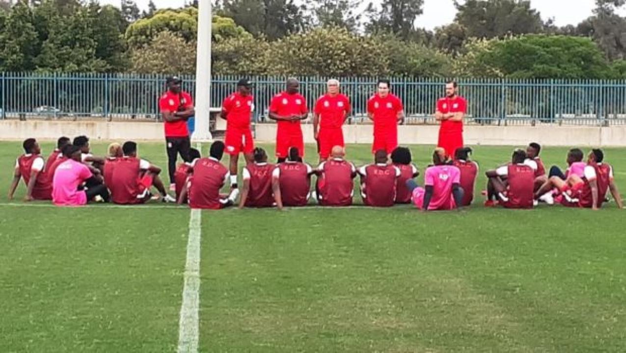 Hector Cuper, son staff et ses poulains après la rencontre contre les écureuils du bénin