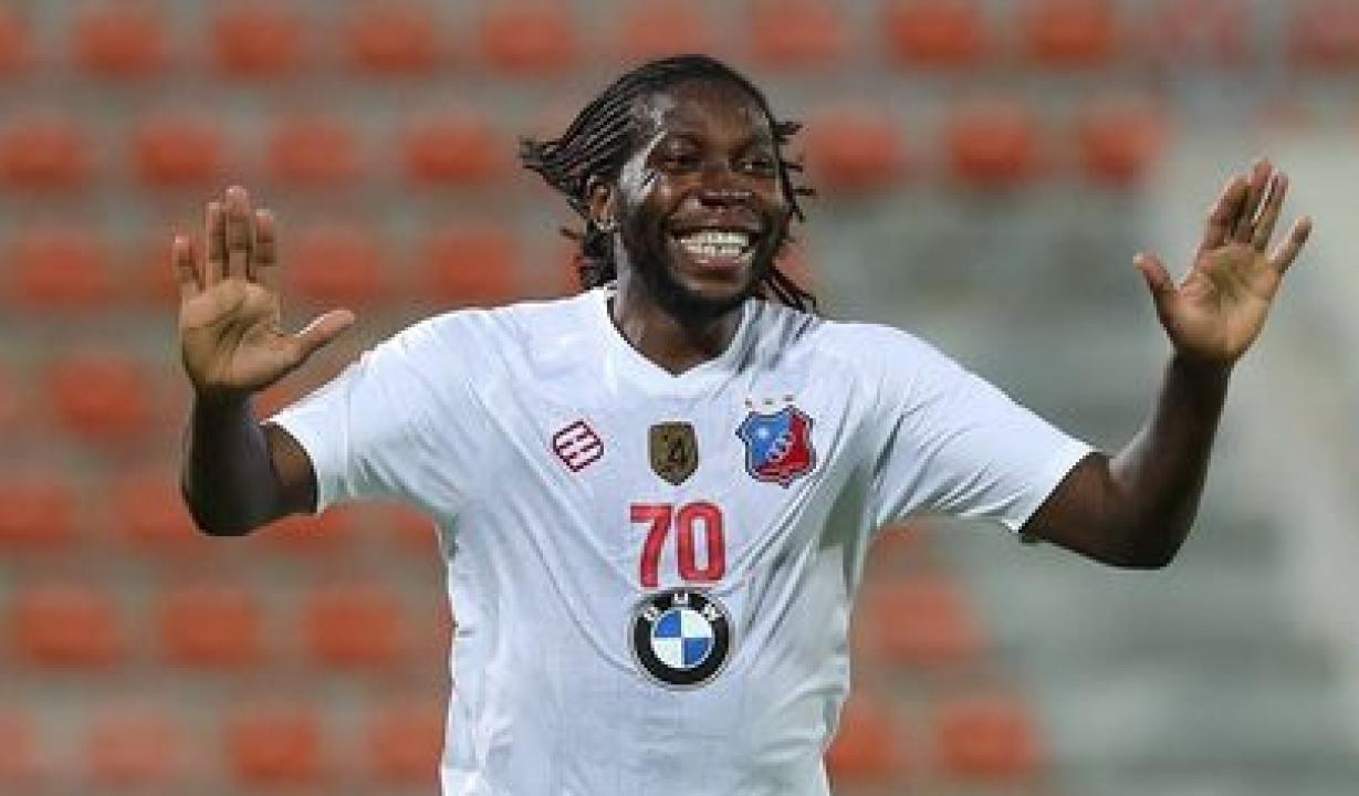 Dieu-merci Mbokani sous les couleurs de Kuweit SC célèbre son but face à Al Sahel.