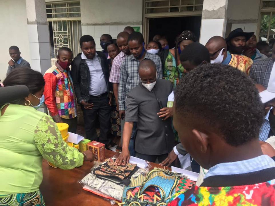 Le ministre d'État Eustache Muhanzi visite l'exposition des produits des jeunes entrepreneurs de Goma, Nord-Kivu