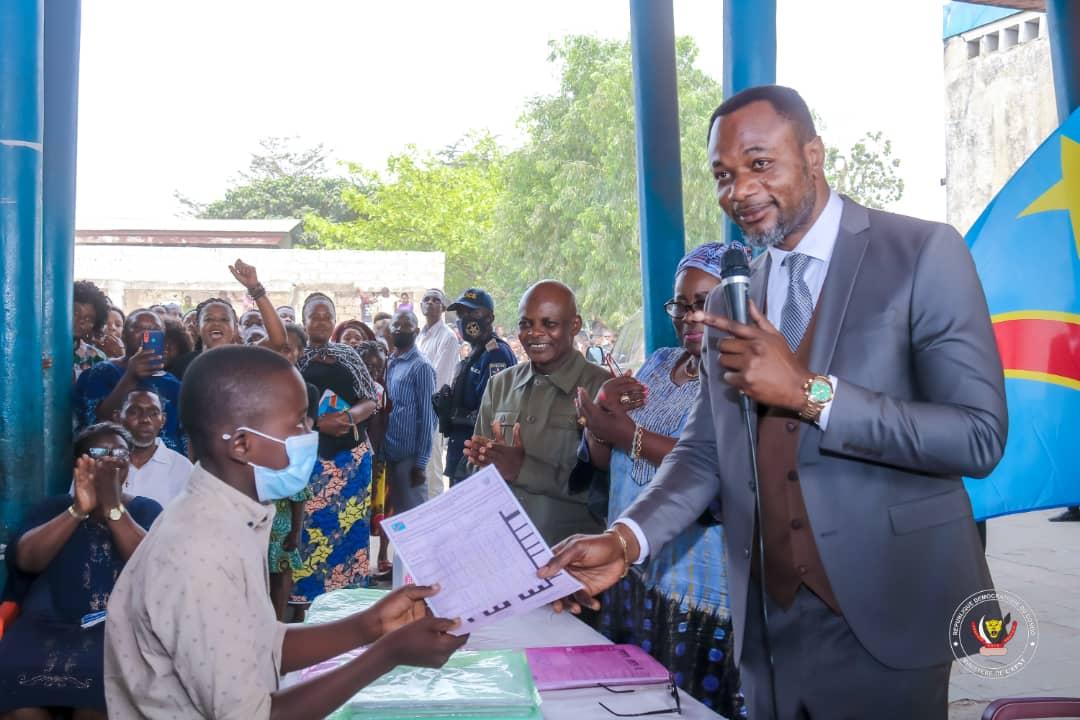 Clôturant l'année scolaire 2020-2021, le ministre de l'EPST Tony Mwaba procède à la remise des bulletins