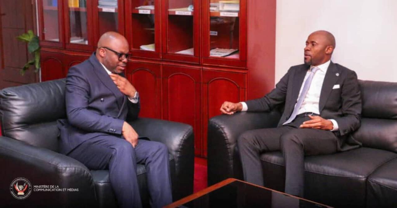 Le ministre Patrick Muyaya échangeant avec Stanly Ndetah, CEO d'AUBS