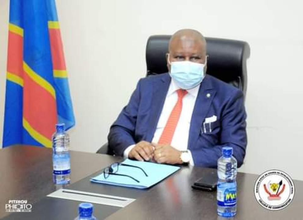 Le ministre d'État en charge au développement rural, François Rubota Masumbuko dans son cabinet de travail 