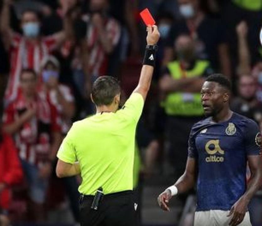 Chancel Mbemba expulsé contre l'Atletico Madrid.