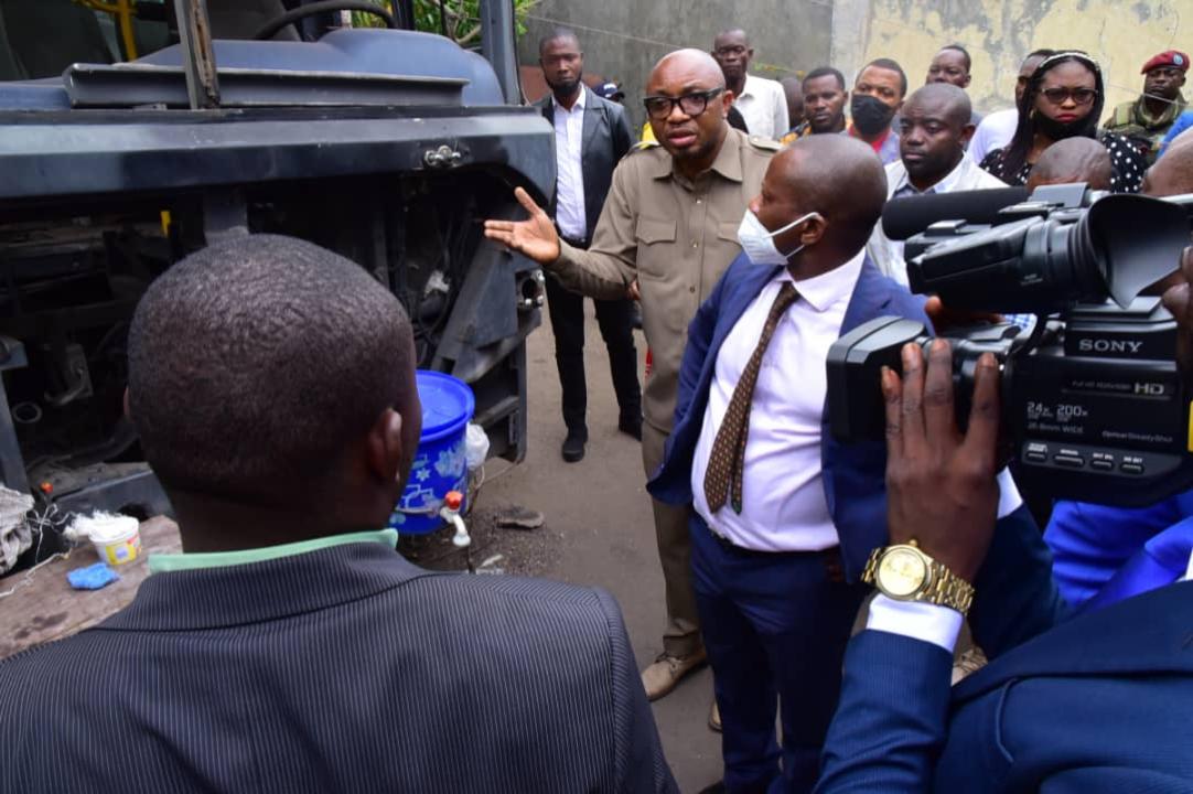 Le ministre des Transports, Chérubin Okende lors d'une descente dans la commune de la N'sele