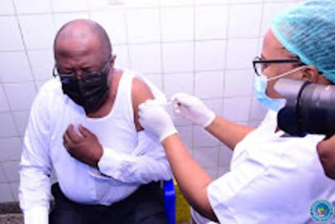 Le ministre du plan, Christian Mwando reçoit son vaccin anti Covid-19
