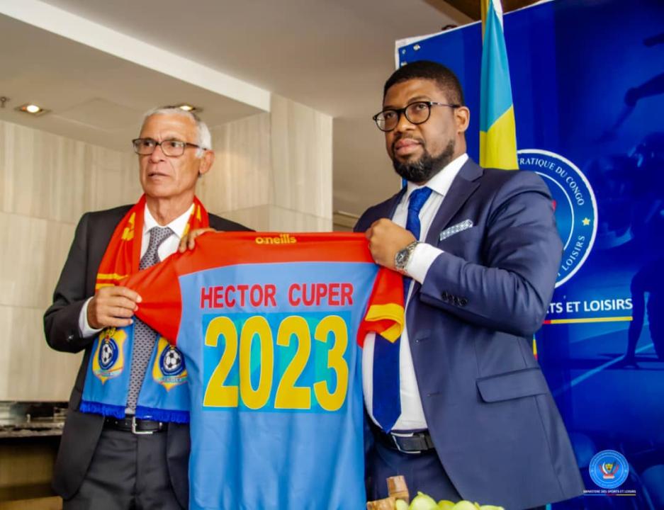 Le sélectionneur de la RDC, Hector Cúper et le ministre des sports et loisirs, Serge Nkonde.