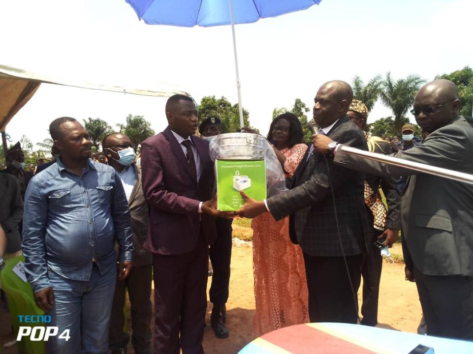 remise du lot de matériels médicaux par le coordonnateur a.i de la SACIM, Jean Marie Tshikuna