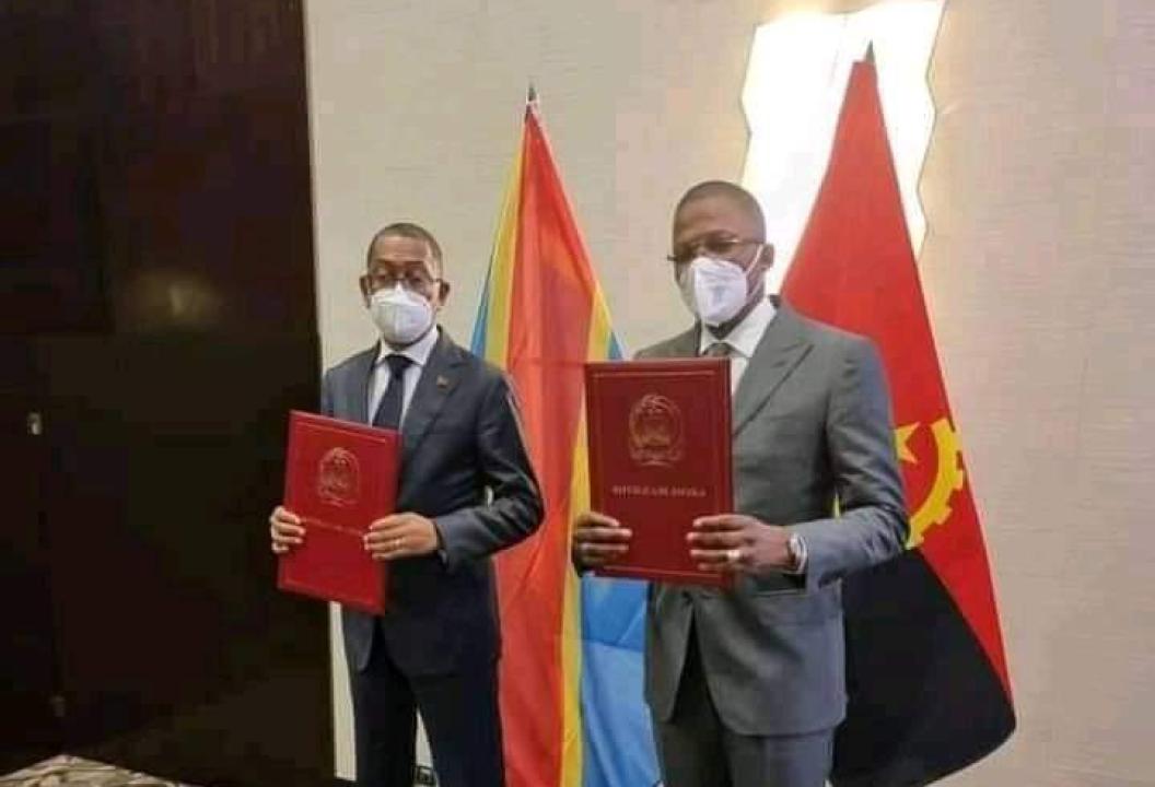 Le préaccord sur l'exploitation du pétrole de la Zone d'intérêt commun signé et présenté par les ministres congolais (à droite) et le ministre angolais (à gauche) des hydrocarbures.