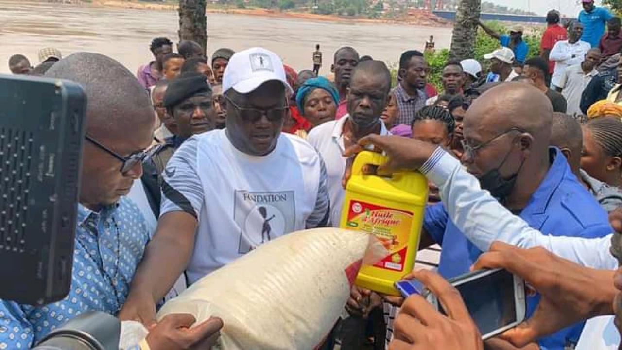Maitre Guy mafuta offre les vivres à la population du Kasaï