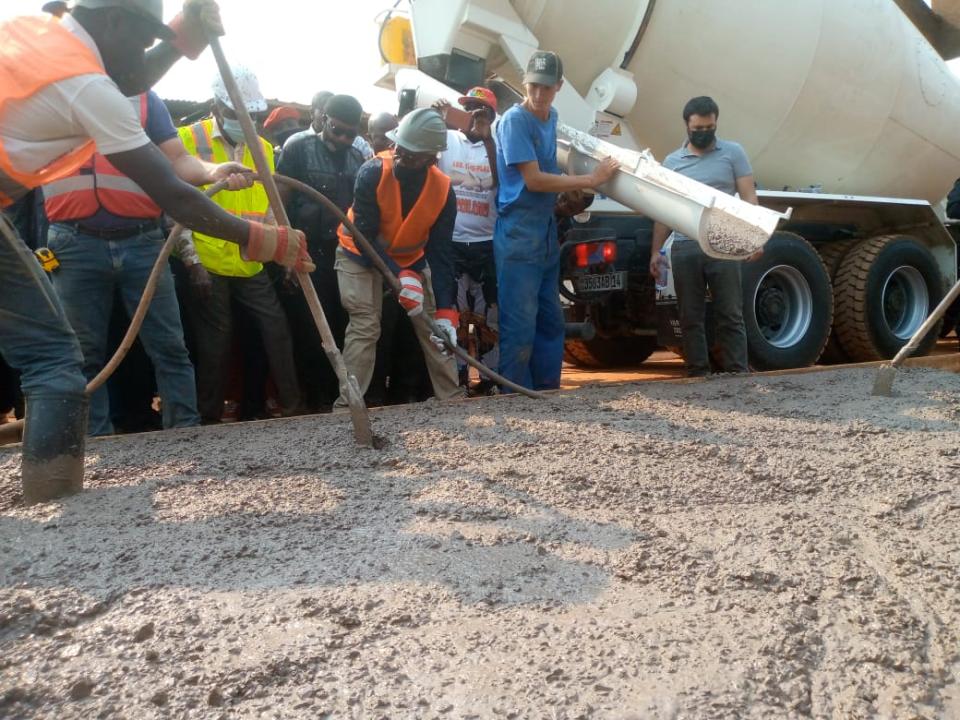 Les travaux des routes lancés par le gouverneur Atou Matubuana à Mbanza Ngungu ( Kongo central)