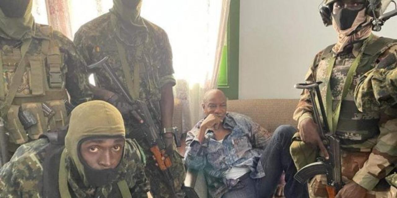 Le Président de la Guinée, Alpha Condé entre les mains des militaires guinéens.