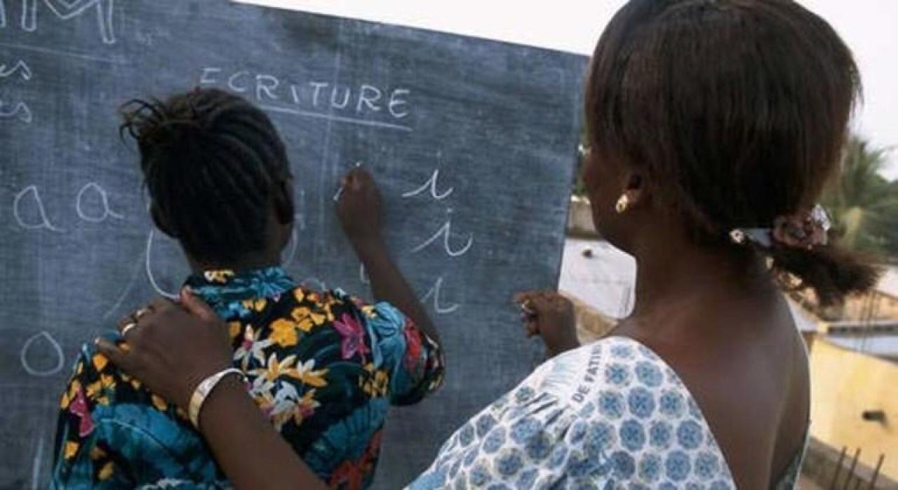 Une fille en plein cours d'alphabétisation [Photo d'illustration]