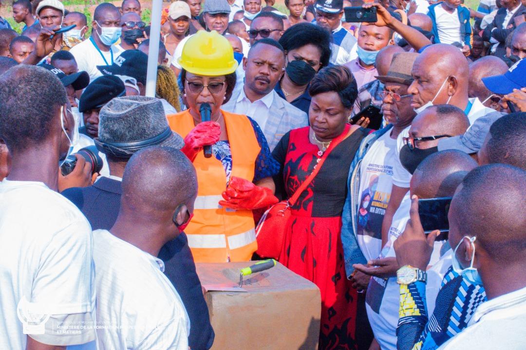 La ministre de la formation professionnelle et métiers, Antoinette Kipulu lance les travaux de construction d'un centre d'excellence professionnel au Kasaï