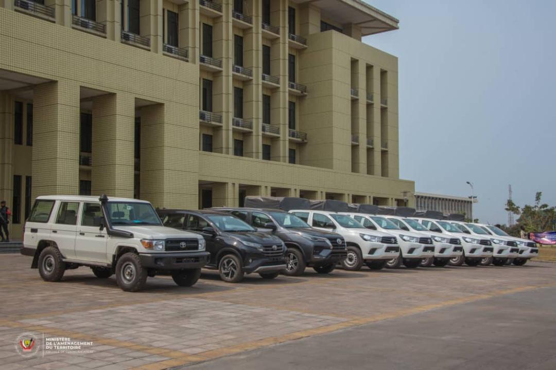 Les jeeps 4x4 remises aux agents du secrétariat général par le ministre d'État à l'aménagement du Territoire, Guy Loando Mboyo