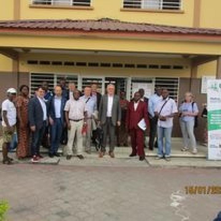 Monsieur Roger Katembwe avec quelques partenaires du centre Likemo