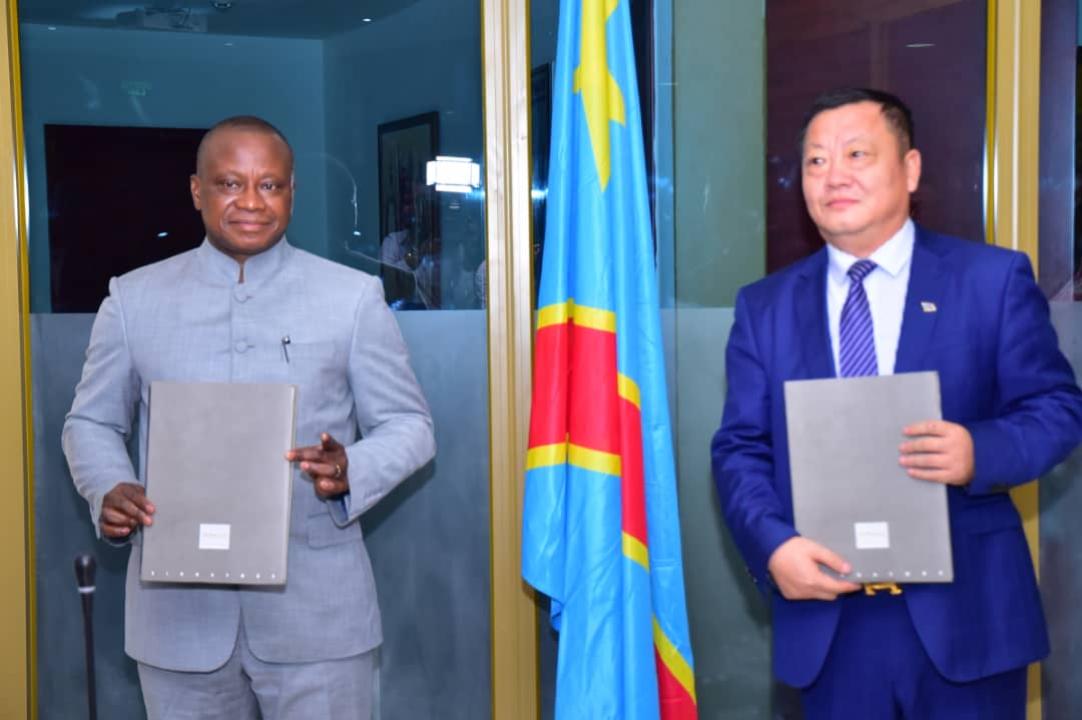 Le ministre des Transports, Chérubin Okende signe un mémorandum d'entente avec le consortium C2 stars Limited et Sumec Hong Kong