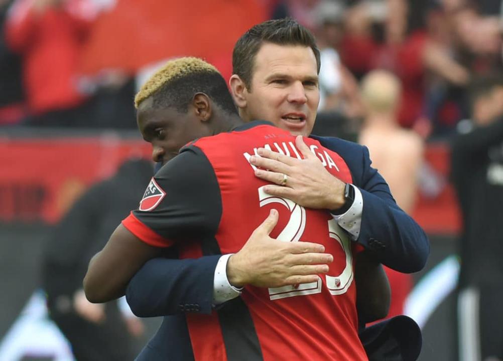 L'international congolais Chris Mavinga embrasse l'entraîneur de Toronto FC.