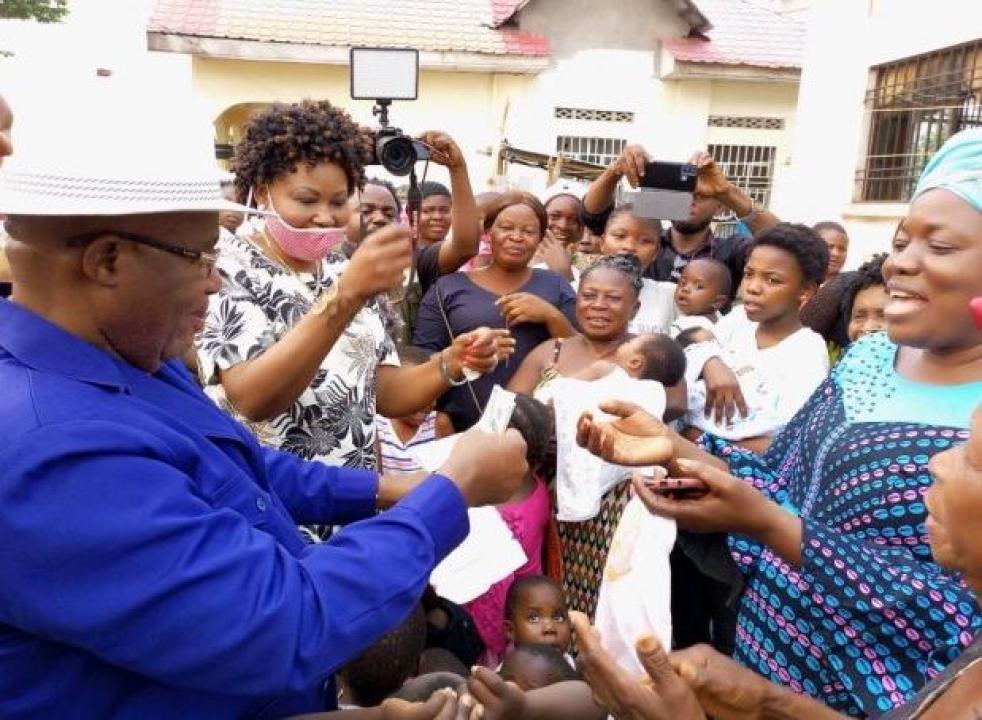 Le ministre Modeste Mutinga offre un chèque à l'orphelinat Le coeur d'une femme mère de Tshikapa
