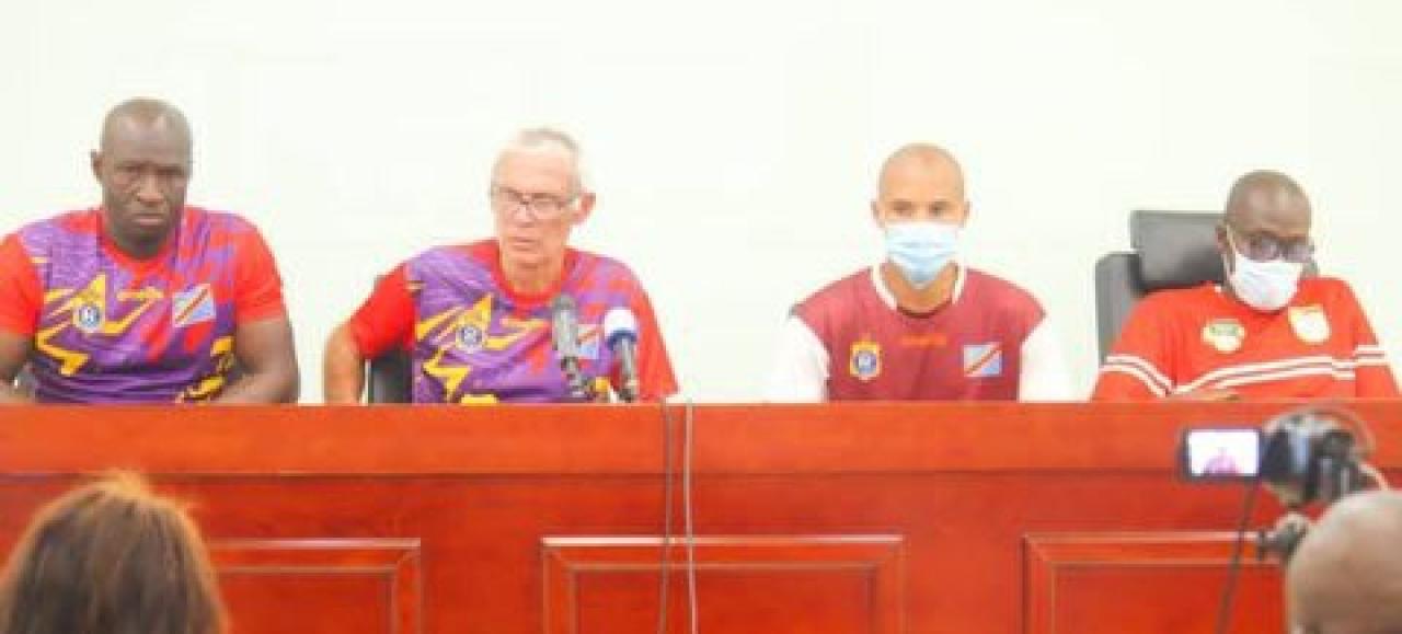 Hector Cuper, Marcel Tisserand et quelques membres du staff technique de la RDC lors de la conférence de presse d'avant-match à Cotonou