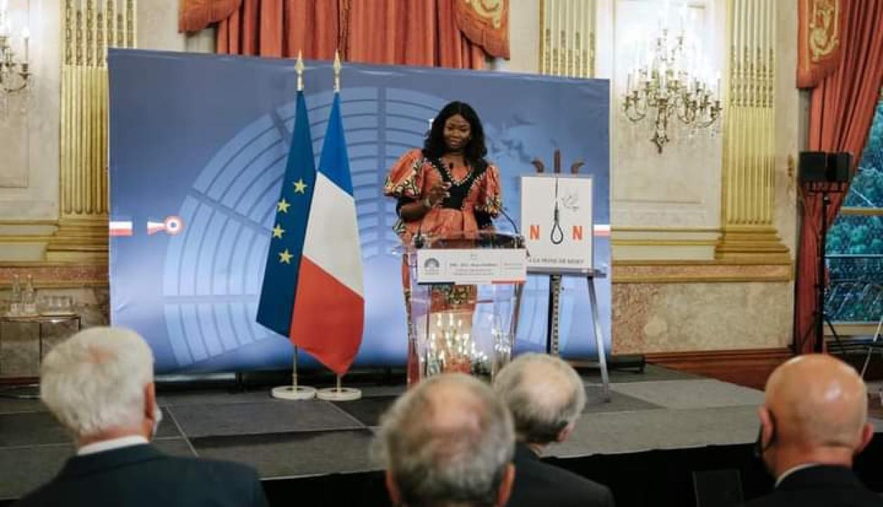 La députée Christelle Vuanga devant le parlement français