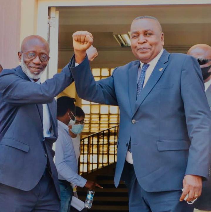 Le DG de la RVA( à gauche) pose avec son collègue le DG de la SNCC ( à droite)