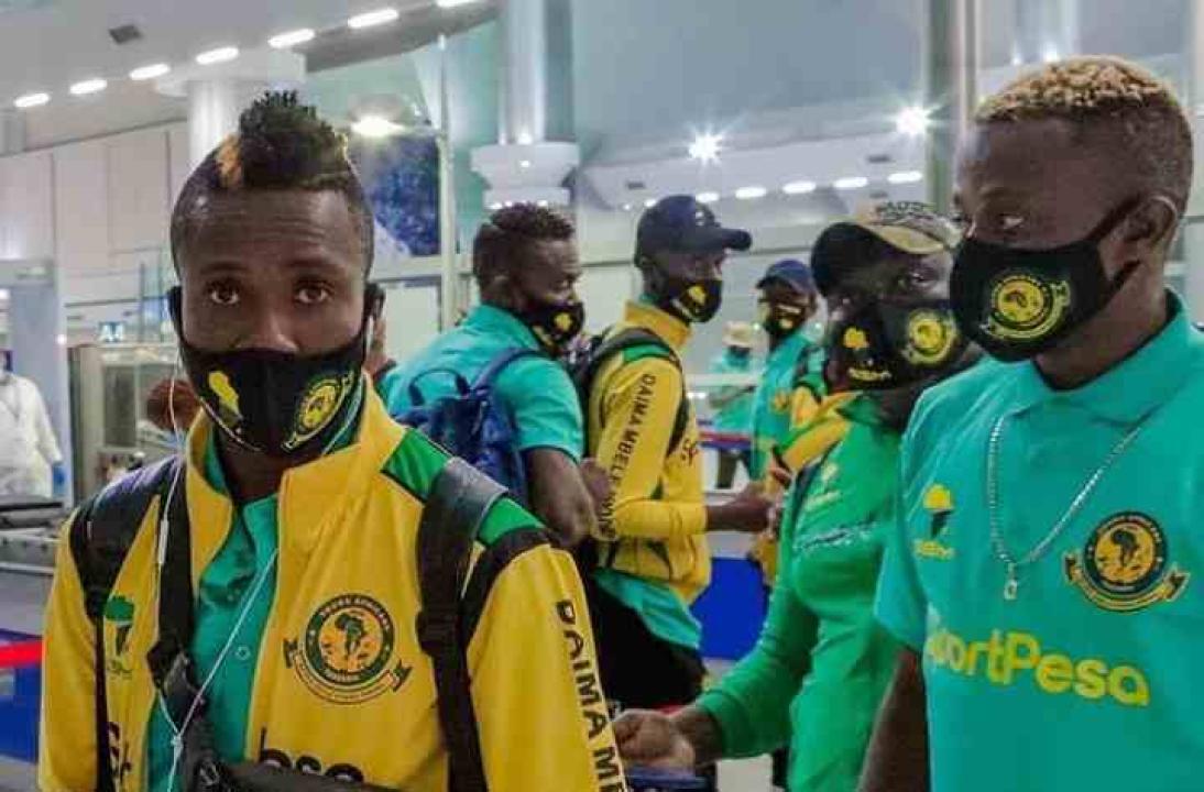 Jésus Moloko Ducapel et Djuma Shabani à l'aéroport de Dar es salam