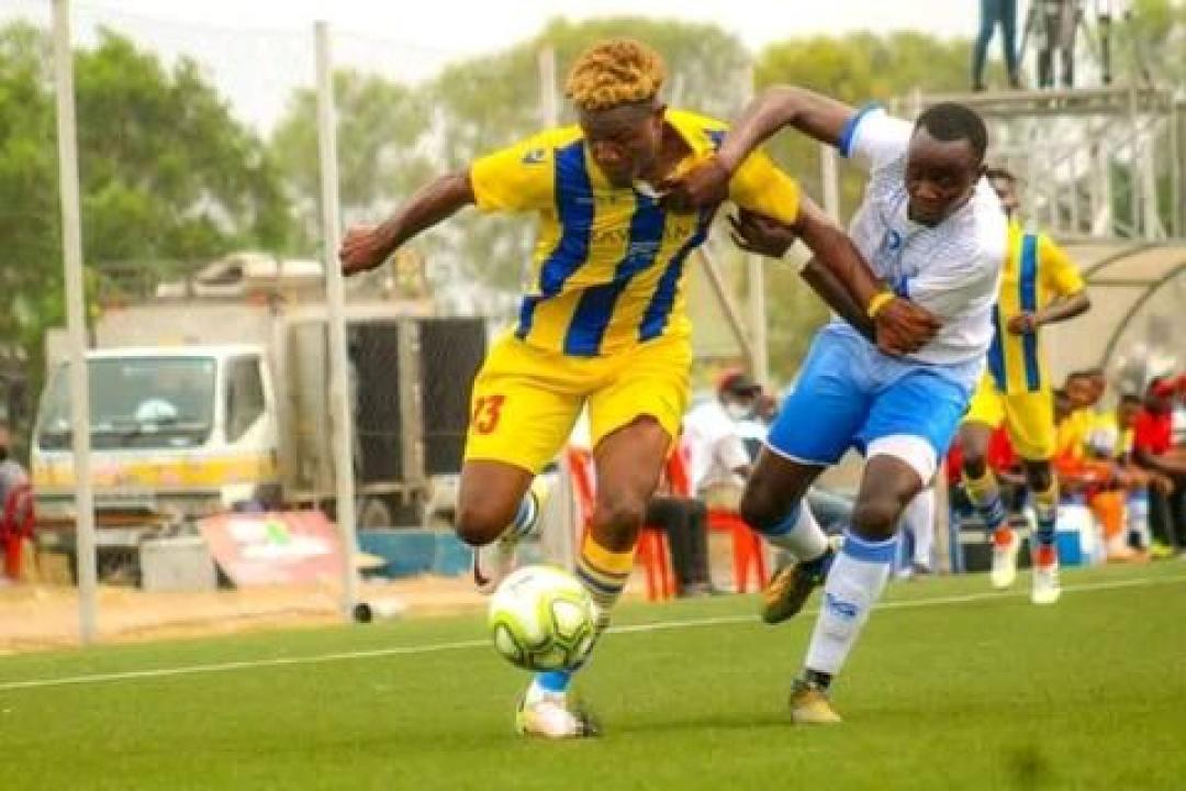 Duel entre un joueur de RCK et celui de Don Bosco au terrain Kurara Mpova de Kinshasa.