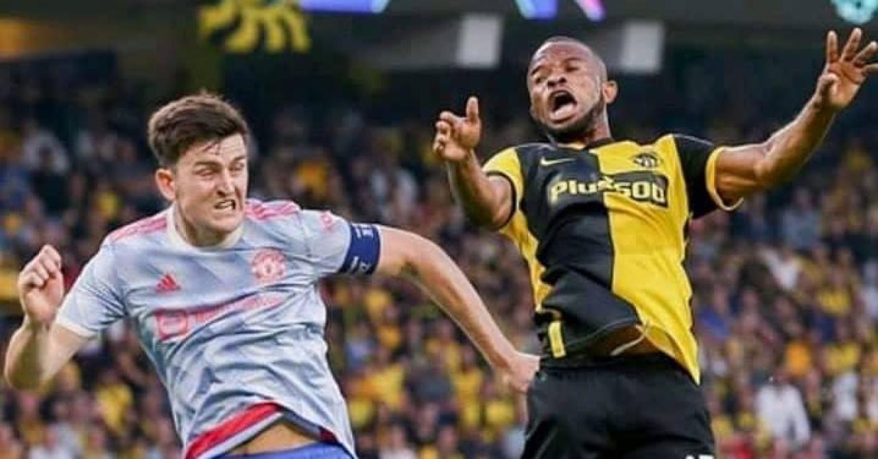 L'international congolais, Meschack Elia en duel avec Harry Maguire.