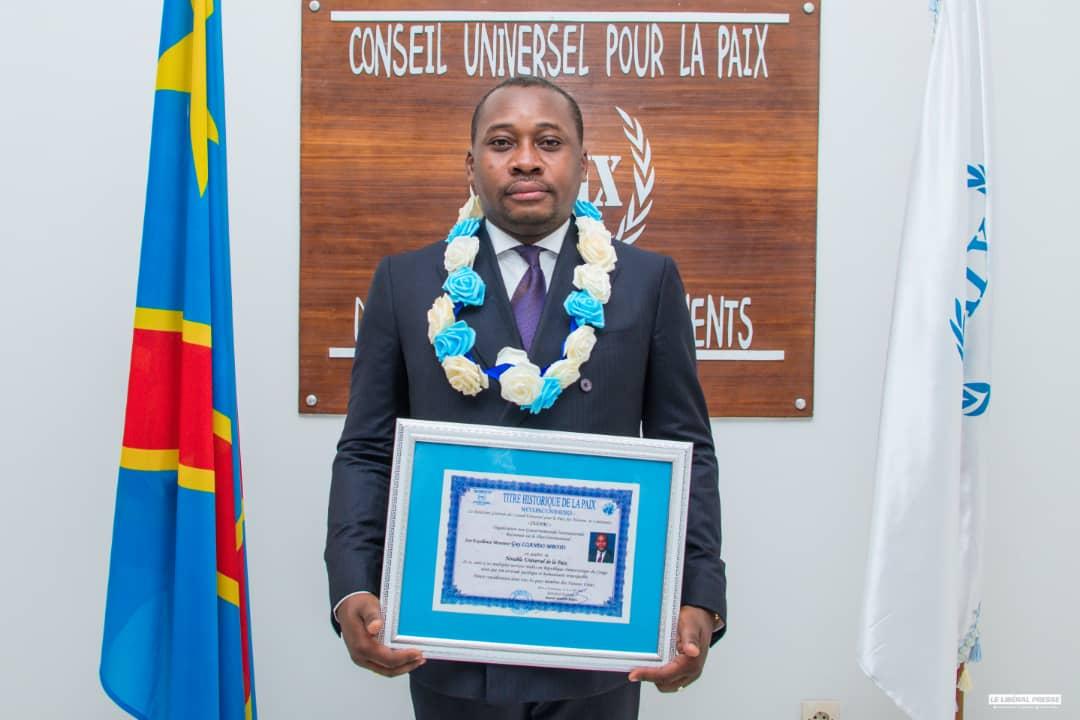 Le ministre d'État de l'aménagement du Territoire, Guy Loando Mboyo, décoré “Notable universel de la paix"