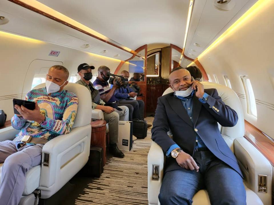 Moïse Katumbi (à gauche) à bord d'un avion en compagnie de Salomon Kalonda (à droite)